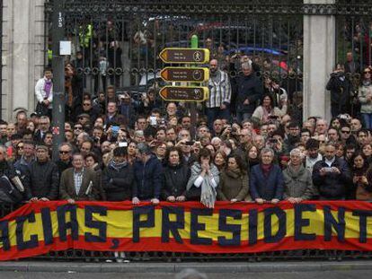 Un grupo de personas espera el paso del f&eacute;retro de Su&aacute;rez.