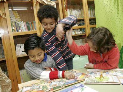 Alumnos del colegio madrileño Ciudad de Badajoz, en la biblioteca.