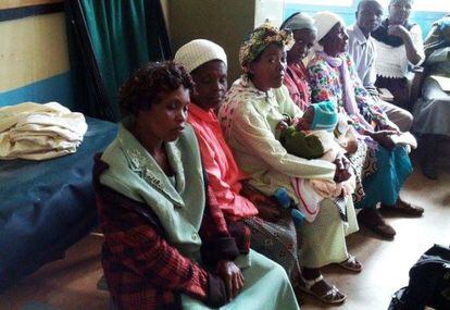 Un grupo de mujeres esperan a ser atendidas en la clínica de Kamahuha.