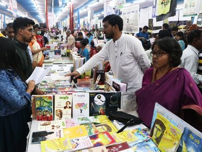 Libreros y lectores en la Feria del Libro de Calcuta (India) el domingo pasado.