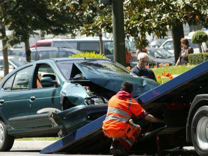 Asistencia de un coche por una grúa tras un accidente