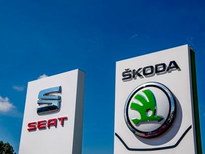 Logos de las marcas de coches Seat y Skoda.