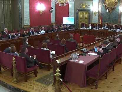 Vista general de la sala del juicio del 'procés' este miércoles. En vídeo, una de las grabaciones expuestas por la defensa, en San Acisclo de Vallalta, Barcelona.