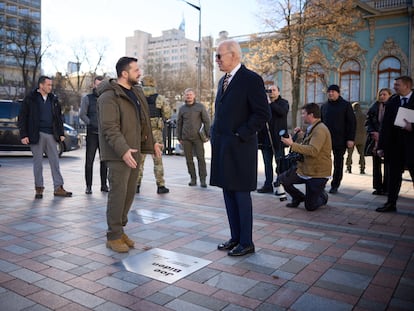 Ukrainian President Volodymyr Zelensky (left) and his US counterpart Joe Biden stand before a plaque dedicated to the US president in Kyiv on Monday.