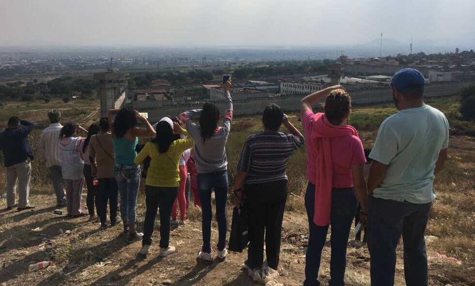 Un grupo de familiares grita a los reos desde el cerro más cercano.