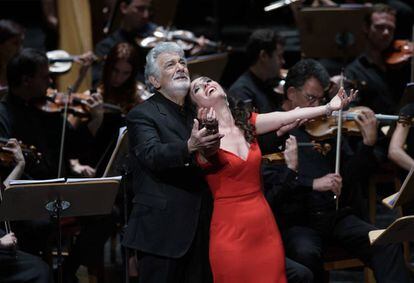 Plácido Domingo y Ermonela Jaho en un momento del segundo acto de la ópera 'Thaïs' de Massenet, en una imagen tomada en julio de 2018.