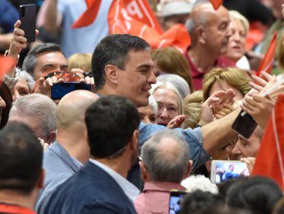 El presidente del Gobierno de España, Pedro Sánchez, saluda a simpatizantes socialistas a su llegada a un acto de precampaña, en el Pabellón Príncipe de Asturias, a 6 de mayo de 2023, en Murcia, Región de Murcia (España).