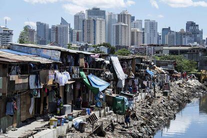 Vista de un asentamiento de chabolas en las afueras de Manila (Filipinas).