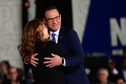 Josh Shapiro abraza a su esposa, Lori Shapiro, tras conocerse los resultados electorales en Oaks, Pensilvania.
