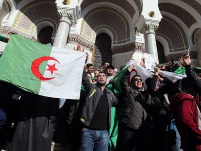 Manifestantes protestan contra la candidatura de Buteflika a un quinto mandato este viernes en Argel.
