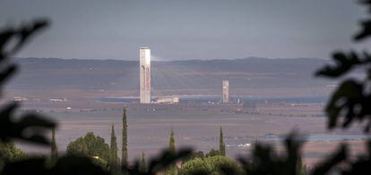 Una de las Torres de la Plataforma solar Solúcar, de Abengoa, en Sanlucar la Mayor (Sevilla).