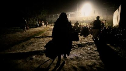 Un grupo de afganos, a la espera de poder abandonar Kabul antes de que salieran los últimos aviones con refugiados.