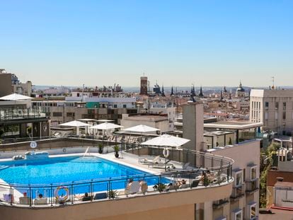 Piscina en la terraza del Hotel Emperador, en la Gran Vía de Madrid, en una imagen cedida por el hotel.
