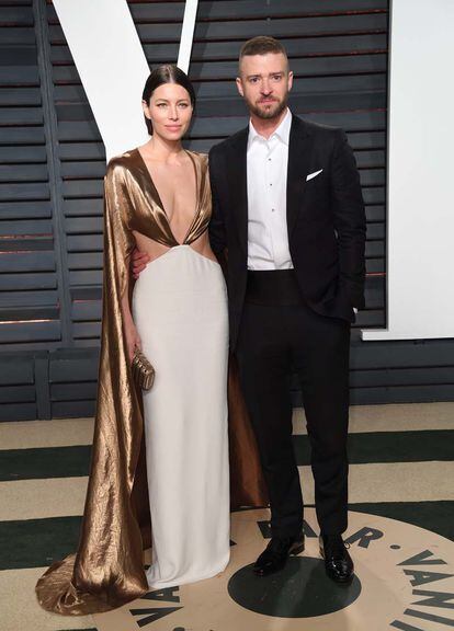 Jessica Biel eligió un diseño con falda blanca y capa de Ralph Lauren. Su marido, Justin Timberlake, prefirió pasar de la pajarita.