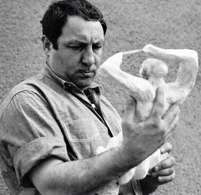 Ernst Neizvestni, con una de sus obras, en 1967.