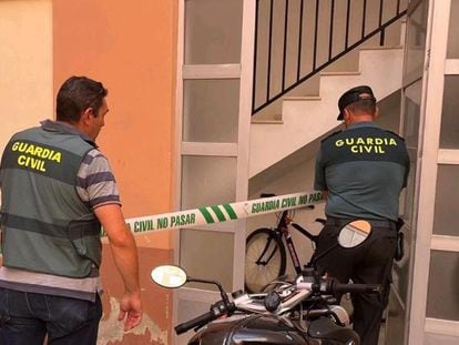 Agentes de la Guardia Civil en el edificio de Antella (Valencia) donde un hombre ha matado a su mujer este domingo.