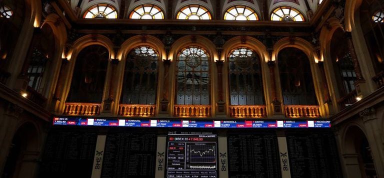 Una pantalla muestra un gráfico con la evolución del Ibex 35 en la Bolsa, en Madrid.