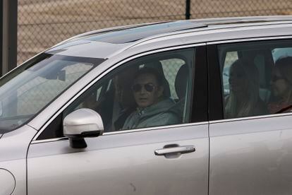 Juan Carlos I (a la izquierda, en el asiento del acompañante) saluda desde el interior de un vehículo tras su llegada al aeropuerto vigués de Peinador.