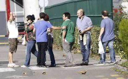 Varios trabajadores a su salida de la factoría de la empresa Fagor en la localidad guipuzcoana de Mondragón. EFE/Archivo