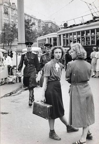Dos mujeres en Moscú, en 1954.