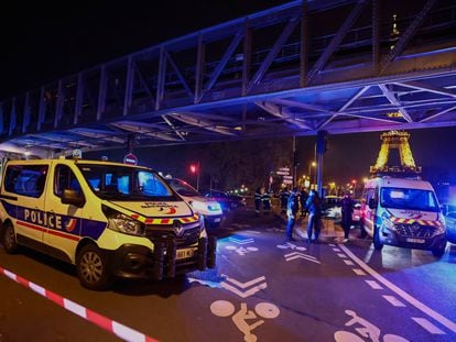 La policía acordona el puente de Bir Hakeim en París, este sábado.
