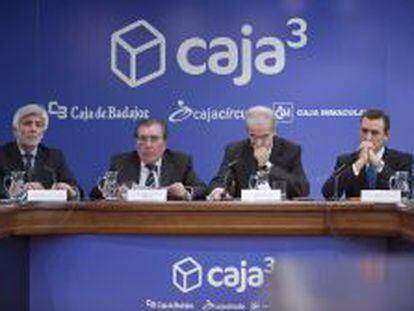 Los representantes de Caja 3 (Caja C&iacute;rculo, Caja Badajoz y CAI),  en la rueda de prensa sobre la fusi&oacute;n de las tres entidades.