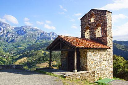 El monasterio de Santo Toribio de Liébana, donde se custodia una supuesta reliquia del Lignum Crucis, la cruz de Cristo, es, junto con Roma, Jerusalén y Santiago de Compostela, uno de los cuatro lugares en el mundo donde se celebra el año santo perpetuo desde la Edad Media. Sucede cuando la festividad de Santo Toribio, el 16 de abril, cae en domingo, algo que no volverá a ocurrir hasta 2023. La ruta de peregrinación del Camino Lebaniego, que empieza en San Vicente de la Barquera, consta de tres etapas con una longitud total de 73 kilómetros.