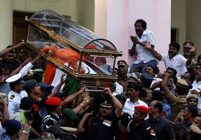 Centenares de miles de personas despidieron a la popular y controvertida política, Jayalalithaa Jayaram, jefa del Gobierno del sureño estado Tamil Nadu, en un multitudinario funeral de estado, un día después de que falleciese a consecuencia de un infarto.
