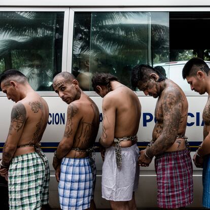 Un grupo de pandilleros detenidos en El Salvador, en 2016.
