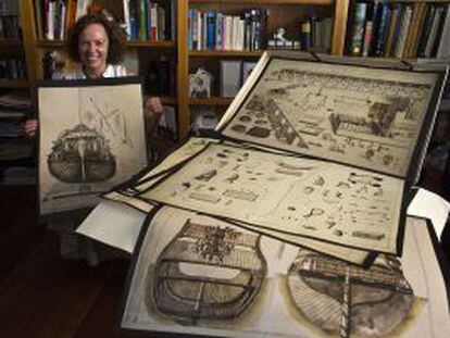 Victoria Stapells muestra unas l&aacute;minas de barcos en su estudio de Sevilla.