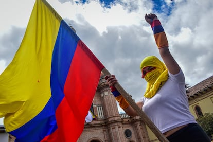 Un manifestante con la bandera colombiana durante el paro nacional indefinido contra el presidente Iván Duque.