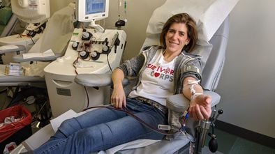 Diana Berrent, donando plasma en Nueva York, en una imagen cedida por ella misma.