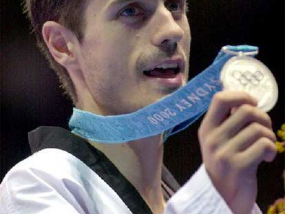 Gabriel Esparza muestra su medalla de plata, en Sidney.