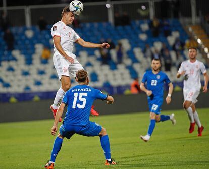 César Azpilicueta para el balón con la cabeza en el partido de la selección española contra Kosovo.