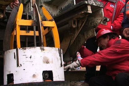 El ministro de Minería chileno, Laurence Golborne, revisa la cápsula que deberá subir por un conducto de casi 700 metros a los 33 mineros.