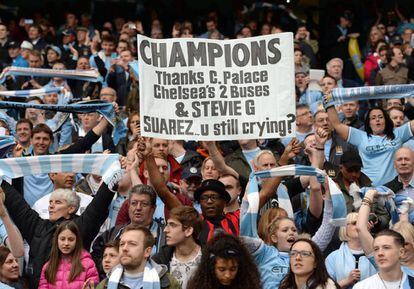 Aficionados del Manchester City celebran la consecución del titulo de campeón de la Premier League 