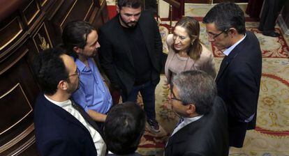 La presidenta del Congreso, Ana Pastor, conversa con portavoces parlamentarios.