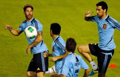 Busquets, junto a Ramos, Pedro y Jordi Alba en un entrenamiento.
