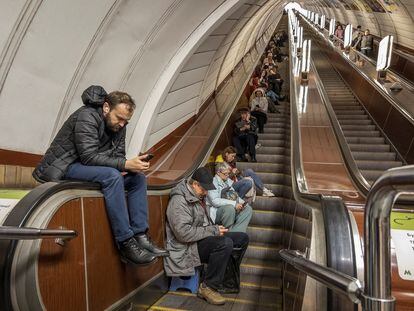 Varias personas se refugian en una estación de metro de Kiev durante un bombardeo ruso, este martes.