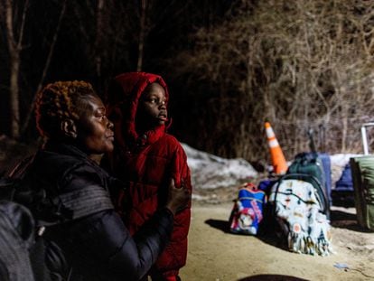 Una mujer del Congo espera para cruzar a Canadá desde el Estado de Nueva York, en marzo de 2023.