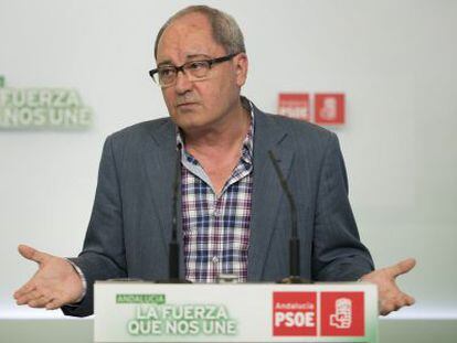 Juan Cornejo, durante la rueda de prensa en la sede del PSOE.