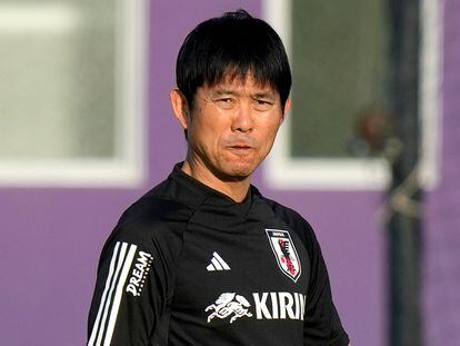 Hajime Moriyasu, entrenador de Japón, camina durante la última sesión de entrenamiento de los nipones antes de su partido frente a Croacia