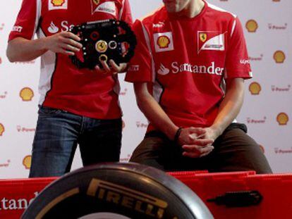 Alonso y Massa observan una réplica de su monoplaza.