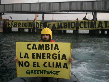 Los activistas de Greenpeace en el muelle de la central térmica de Los Barrios (Cádiz).