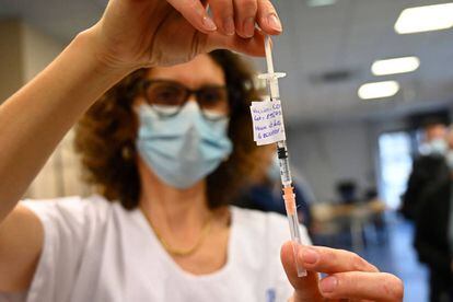 A nurse shows a syringe containing a dose of Pfizer-BioNtech coronavirus disease (Covid-19) vaccine in an Ehpad (care homes for elderly people) in Rennes, western France, on January 5, 2021. - France promised on January 5 to speed up Covid vaccinations, but failed to silence critics who accused the government of 