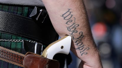 Un hombre porta un arma afuera del Capitolio de Austin, Texas, en 2015.