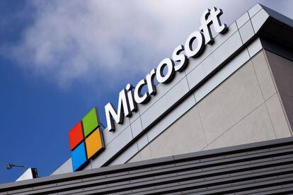 Logo de Microsoft en una de sus oficinas de Los Ángeles (California)