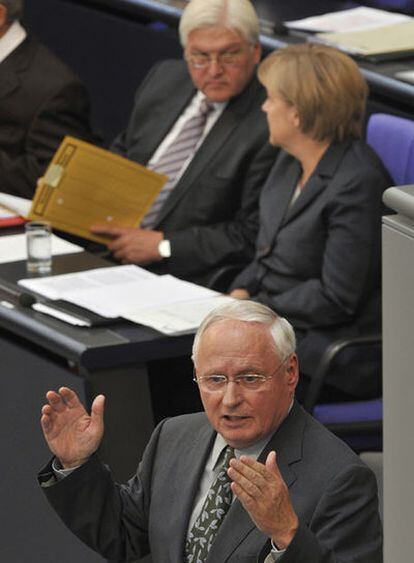 Lafontaine, durante una intervención en el Parlamento. Detrás, Merkel y Steinmeier.
