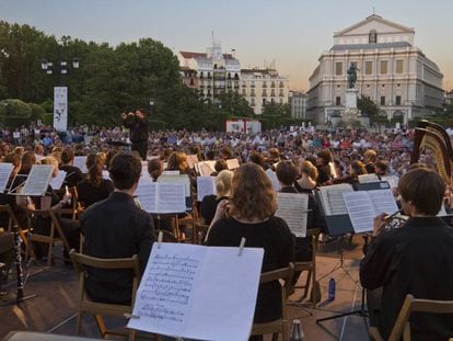 Concierto de música clásica en la Plaza de Oriente, Madrid.
 