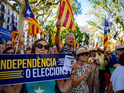 Numerosas personas durante la celebración del aniversario del referéndum del 1-O, en la plaza de Urquinaona, a 1 de octubre de 2023, en Barcelona.